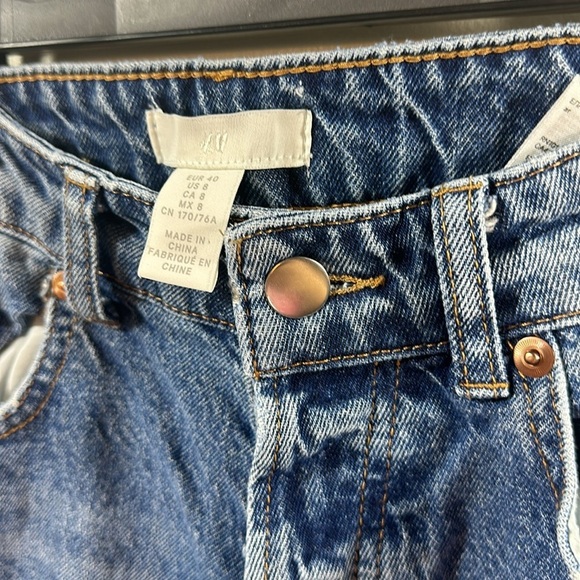 H&M Woman's Siize 8 High wasted Buttoned Jean Hole distressed Cropped  boyfriend - Picture 5 of 7